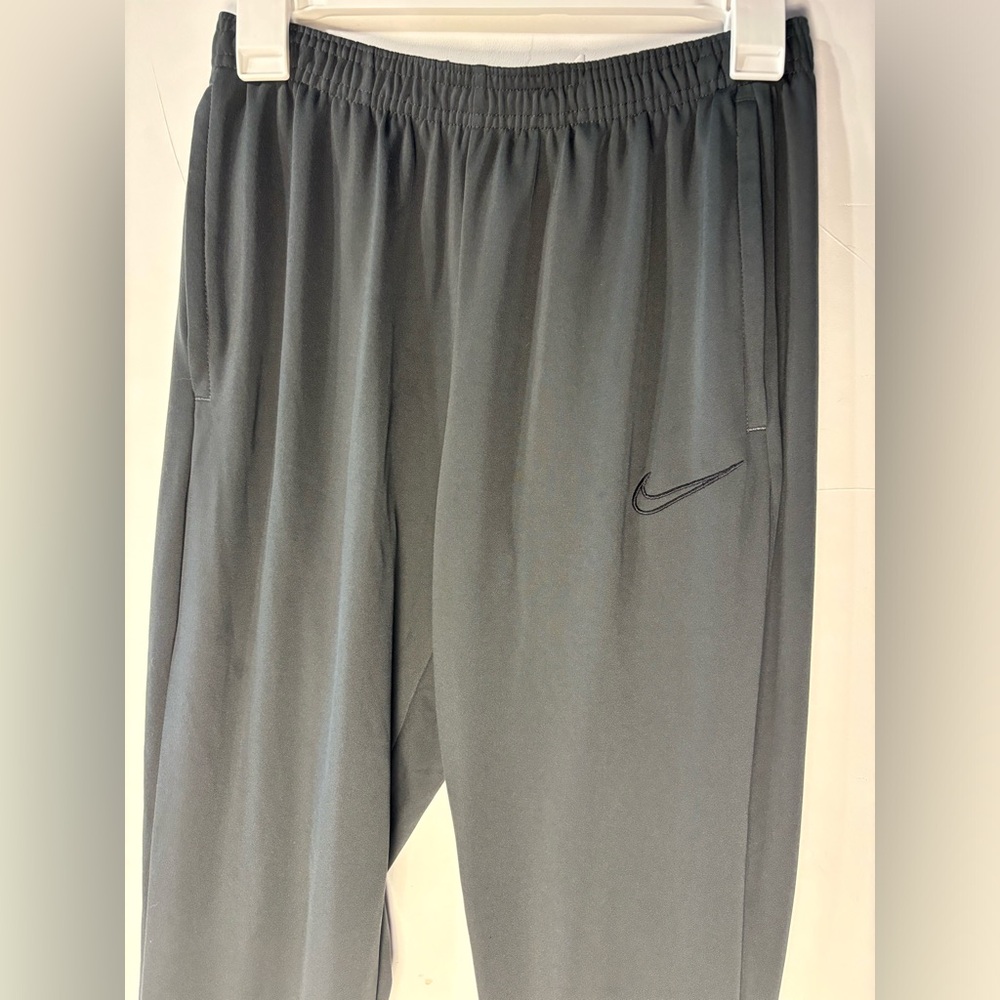 Nike Men's Gray Relaxed Tapered joggers